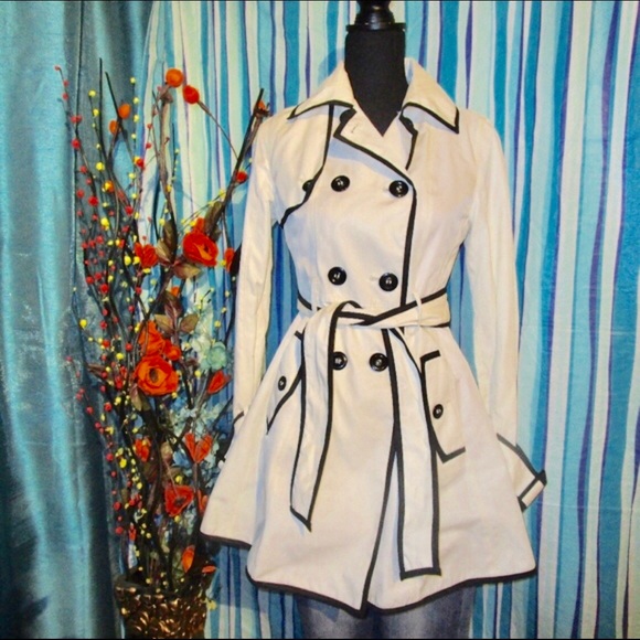 Betsey Johnson Jackets & Blazers - Betsey Johnson White and Black Trench Coat XS